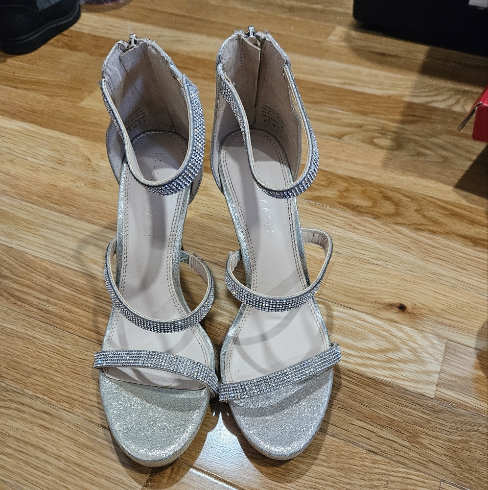 Kelly & Katie Silver Glitter Women's Heels - Picture 2 of 7